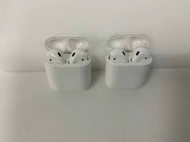 Apple airpods 2, with charging case - mv7n2zm/a (2x) - afbeelding 1 van  1