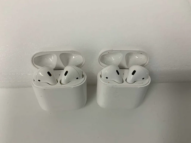 Apple airpods 2, with charging case - mv7n2zm/a (2x) - afbeelding 1 van  1