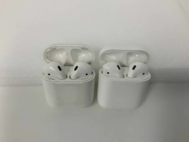 Apple airpods 2, with charging case (2x) - afbeelding 1 van  1