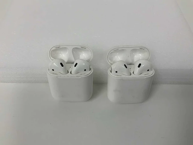Apple airpods 2, with charging case (2x) - afbeelding 1 van  1