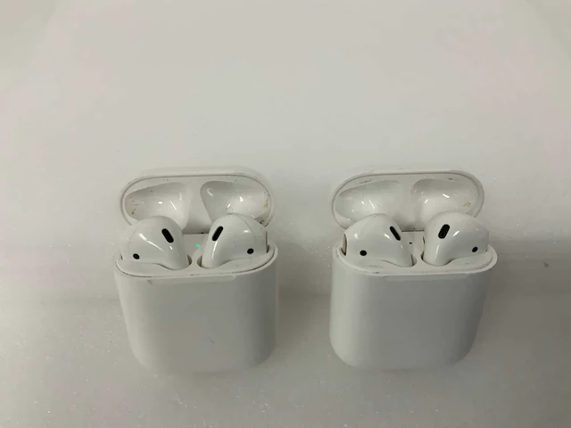 Apple airpods 2, with charging case (2x) - afbeelding 1 van  1