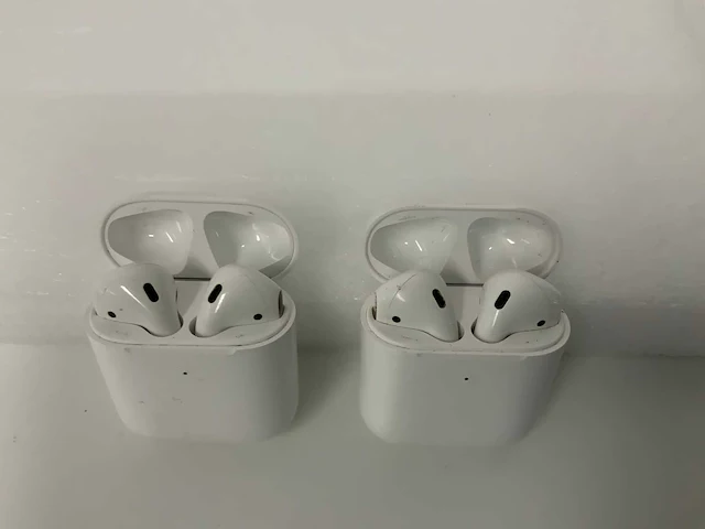 Apple airpods 2, with charging case (2x) - afbeelding 1 van  1