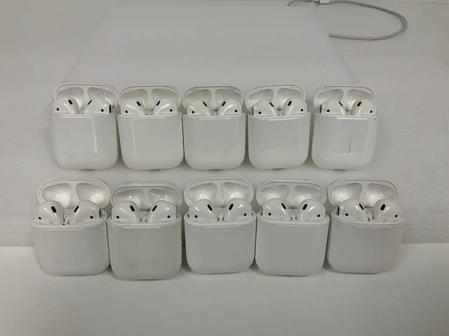 Apple airpods 2, with charging case mv7n2zm/a (10x) - afbeelding 1 van  1