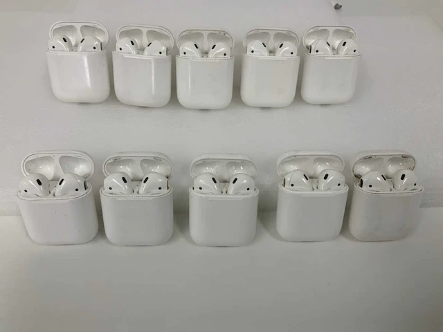 Apple airpods 2, with charging case mv7n2zm/a (10x) - afbeelding 1 van  2