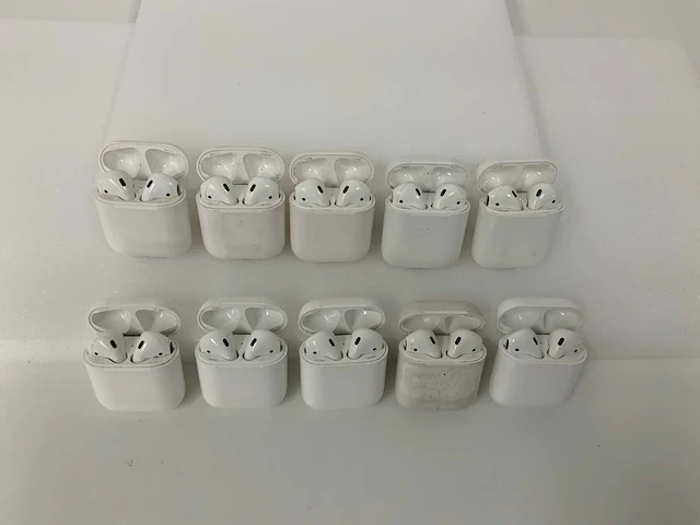 Apple airpods 2, with charging case mv7n2zm/a (10x) - afbeelding 1 van  1
