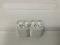 Apple airpods 2, with charging case mv7n2zm/a (2x) - afbeelding 1 van  1