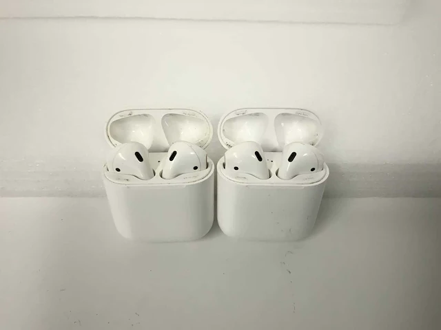 Apple airpods 2, with charging case mv7n2zm/a (2x) - afbeelding 1 van  1