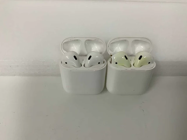 Apple airpods 2, with charging case mv7n2zm/a (2x) - afbeelding 1 van  1