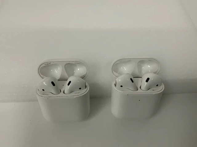 Apple airpods 2, with charging case - afbeelding 1 van  1