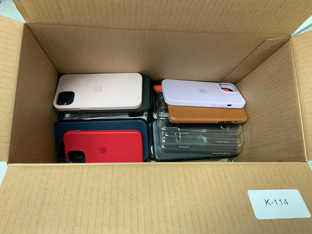 Apple diverse iphone hoesjes nieuw in de verpakking en gebruikte in goede conditie (86x) - afbeelding 1 van  1