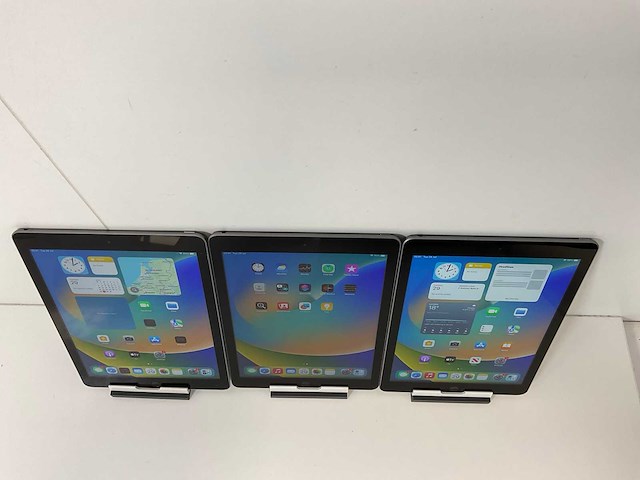 Apple ipad 2017 9.7” - wifi -128 gb - space gray (3x) - afbeelding 2 van  9