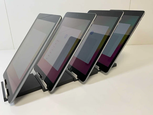 Apple ipad (2018) 9,7" - wi-fi - 32 gb - spacegrijs (4x) - afbeelding 2 van  4