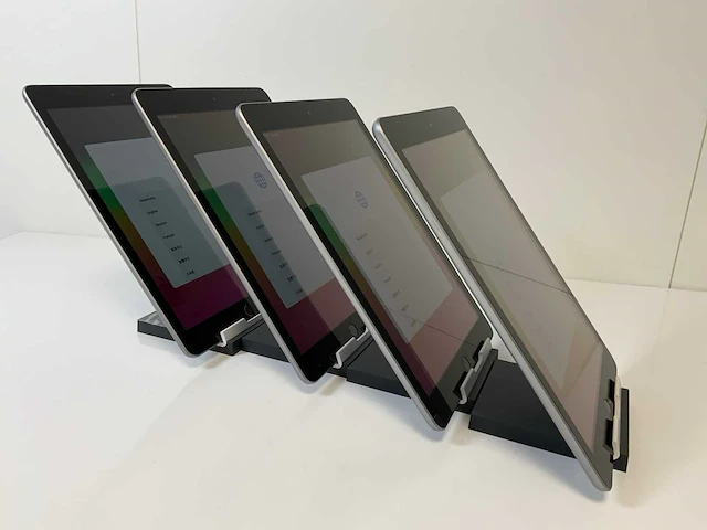 Apple ipad (2018) 9,7" - wi-fi - 32 gb - spacegrijs (4x) - afbeelding 3 van  4