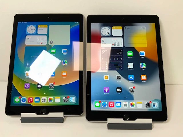 Apple ipad 5th gen - wi-fi - 32 gb - space gray (2x) - afbeelding 1 van  6