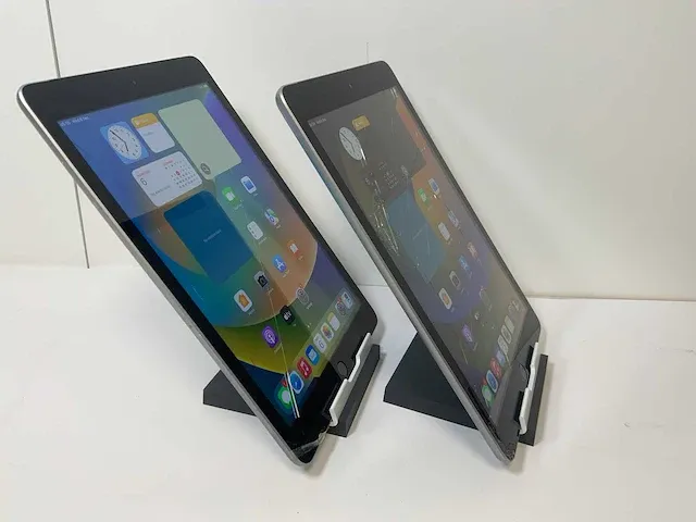 Apple ipad 5th gen - wi-fi & cellular - 128 gb - space gray (2x) - afbeelding 3 van  4