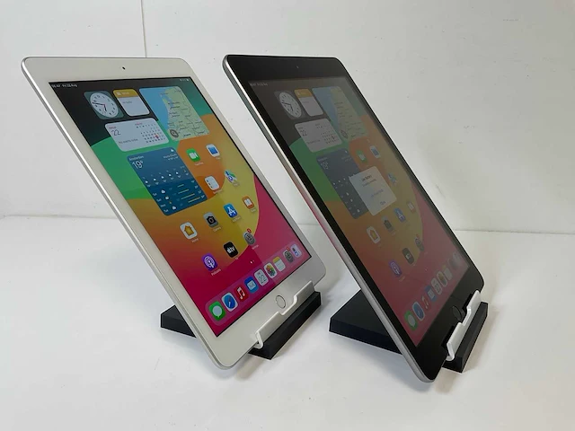 Apple ipad 6th gen - wifi - 32 gb - space gray / silver (2x) - afbeelding 4 van  8