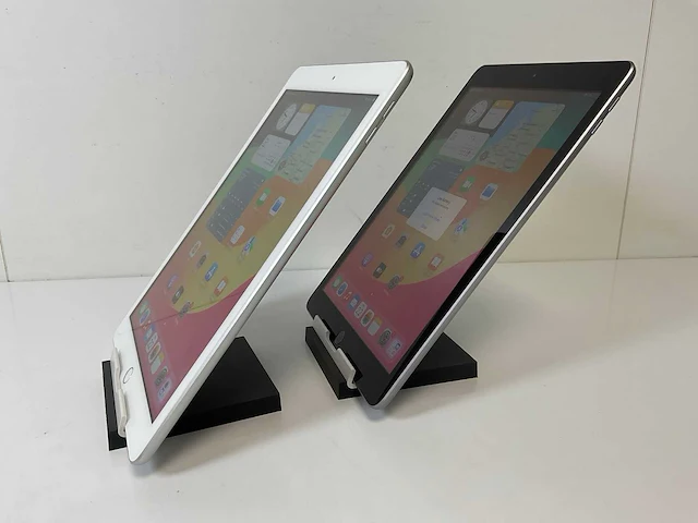 Apple ipad 6th gen - wifi - 32 gb - space gray / silver (2x) - afbeelding 5 van  8