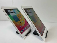 Apple ipad 6th gen - wifi + cellular - 128 gb - silver (2x) - afbeelding 4 van  9