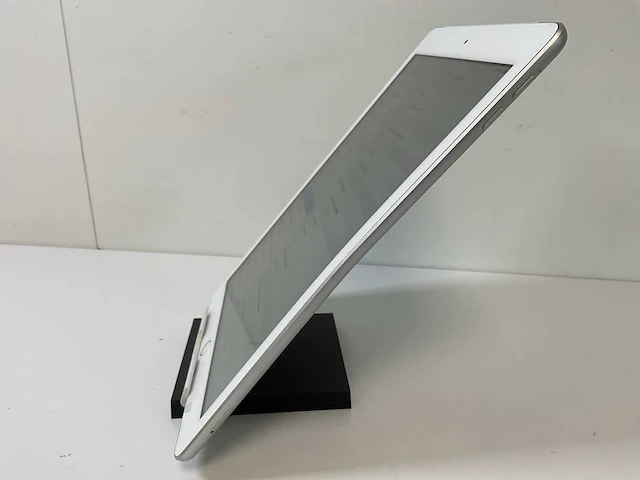 Apple ipad 6th gen - wifi + cellular - 128 gb - silver (2x) - afbeelding 9 van  9