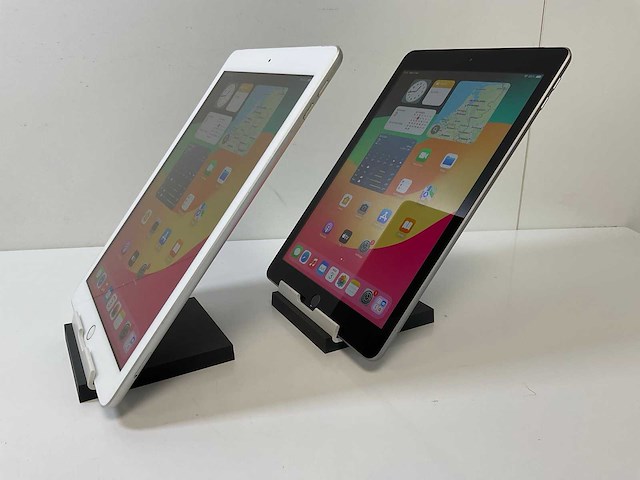 Apple ipad 6th gen - wifi + cellular - 128 gb - space gray / silver (2x) - afbeelding 5 van  8