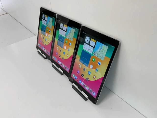 Apple ipad 6th gen (2018) 9.7”, - wi-fi - 32 gb - space gray (3x) - afbeelding 3 van  9