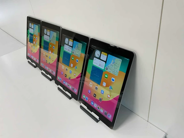 Apple ipad 6th gen (2018) 9.7”, - wi-fi - 32 gb - space gray (4x) - afbeelding 4 van  10