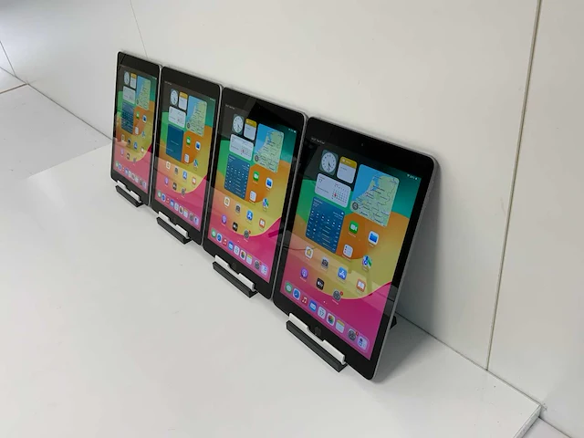 Apple ipad 6th gen (2018) 9.7”, - wi-fi - 32 gb - space gray (4x) - afbeelding 4 van  10