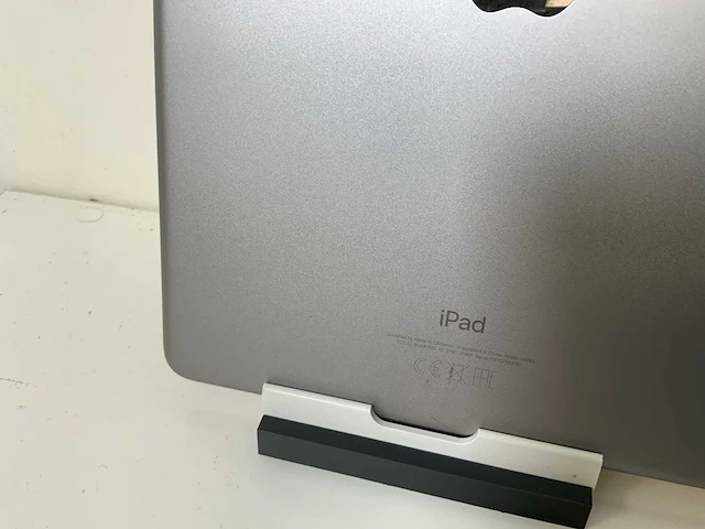 Apple ipad 6th gen (2018) 9.7”, - wi-fi - 32 gb - space gray (4x) - afbeelding 2 van  10