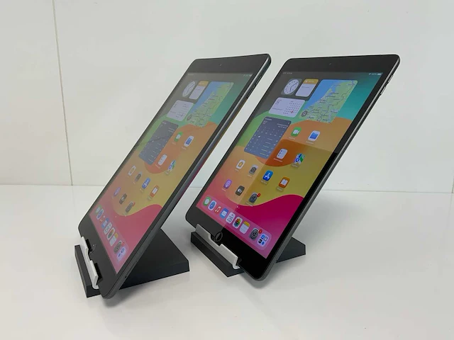 Apple ipad 8th gen - wi-fi & cellular - 32 gb - space gray (2x) - afbeelding 3 van  6