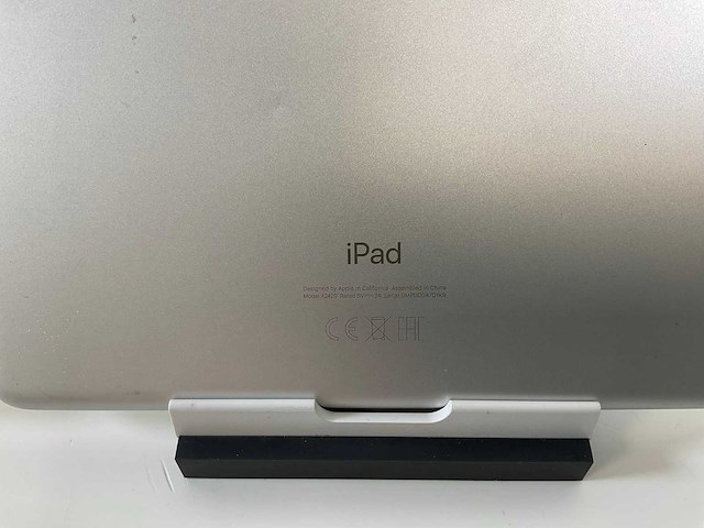 Apple ipad 8th gen - wifi + cellular - 128 gb - silver (2x) - afbeelding 7 van  7