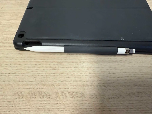 Apple ipad 8th gen met keyboard en apple pen - afbeelding 2 van  5