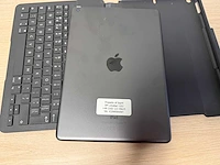 Apple ipad 8th gen met keyboard en apple pen - afbeelding 3 van  5