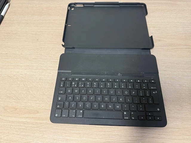 Apple ipad 8th gen met keyboard en apple pen - afbeelding 5 van  5