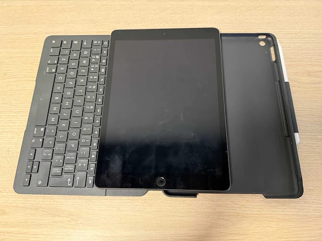 Apple ipad 9th gen met keyboard en apple pen - afbeelding 1 van  5