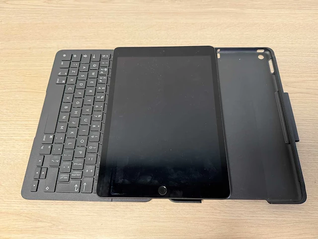 Apple ipad 9th gen met keyboard - afbeelding 1 van  5