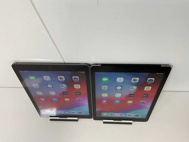 Apple ipad air 9.7” - wifi + cellular - 16 gb - space gray (2x) - afbeelding 2 van  8