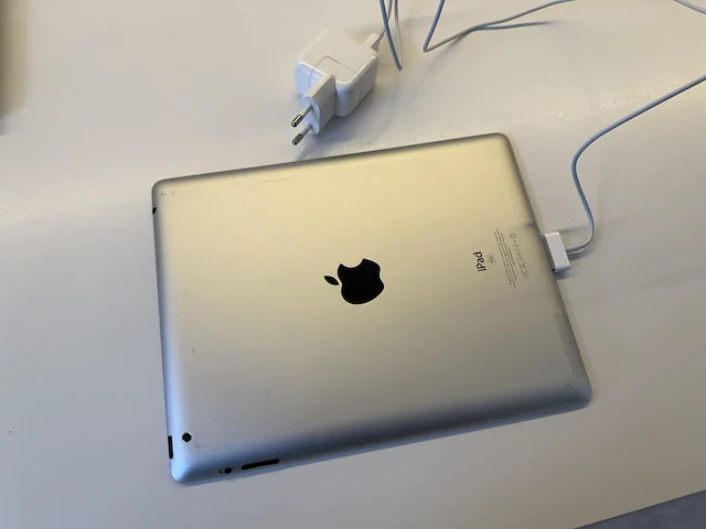 Apple ipad model a1395. 16gb. met lader. margeproduct - afbeelding 2 van  2