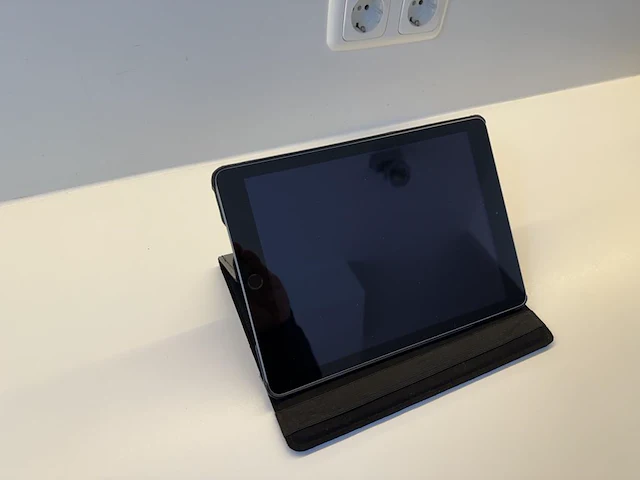 Apple ipad model a1822 32 gb met hoes. geen lader. margeproduct - afbeelding 1 van  3