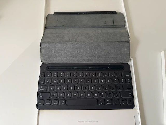 Apple ipad pro smart keyboard voor ipad pro 9.7 inch met doos. margeproduct - afbeelding 3 van  3