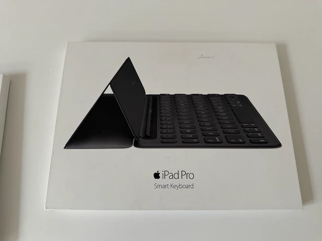 Apple ipad pro smart keyboard voor ipad pro 9.7 inch met doos. margeproduct - afbeelding 1 van  3