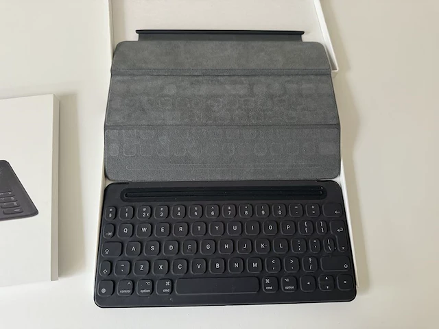 Apple ipad pro smart keyboard voor ipad pro 9.7 inch met doos. margeproduct - afbeelding 3 van  3