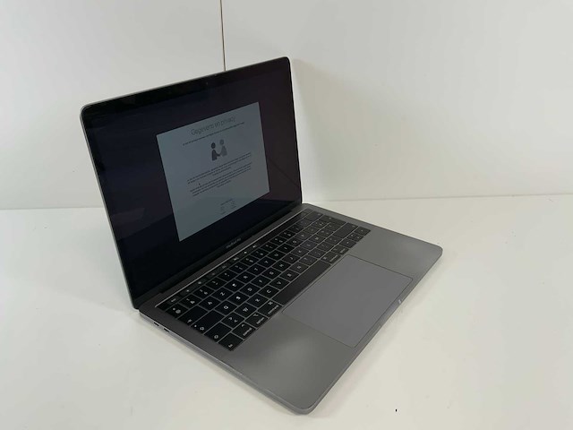 Apple macbook 13.3", core(tm) i7 8th gen, 16 gb ram, 500 gb nvme laptop - afbeelding 2 van  7