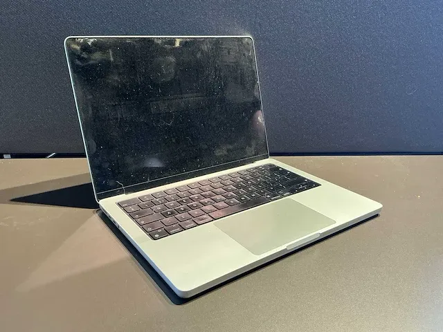Apple macbook 14 inch (a2442) laptop - afbeelding 1 van  7
