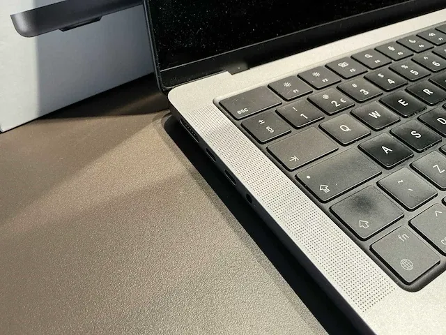 Apple macbook 14 inch (a2442) laptop - afbeelding 4 van  8