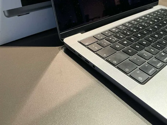 Apple macbook 14 inch (a2779) laptop - afbeelding 4 van  8