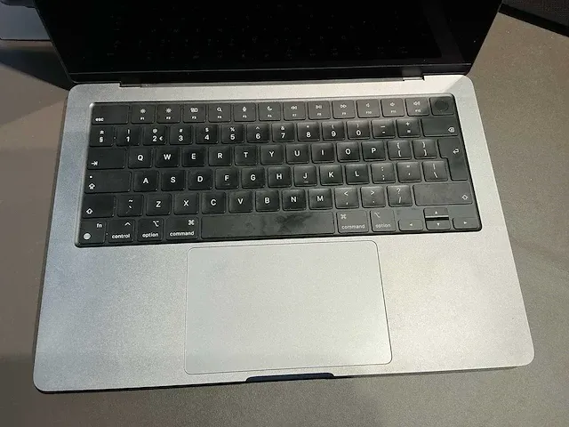 Apple macbook 14 inch (a2779) laptop - afbeelding 2 van  7