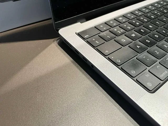 Apple macbook 14 inch (a2779) laptop - afbeelding 3 van  7