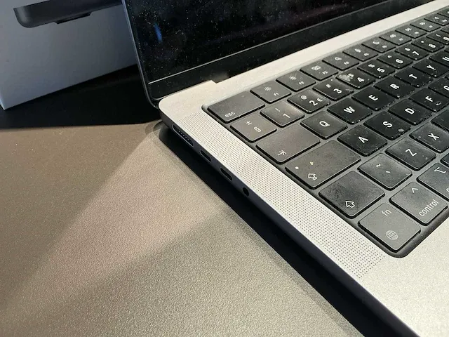 Apple macbook 14 inch (a2779) laptop - afbeelding 4 van  9