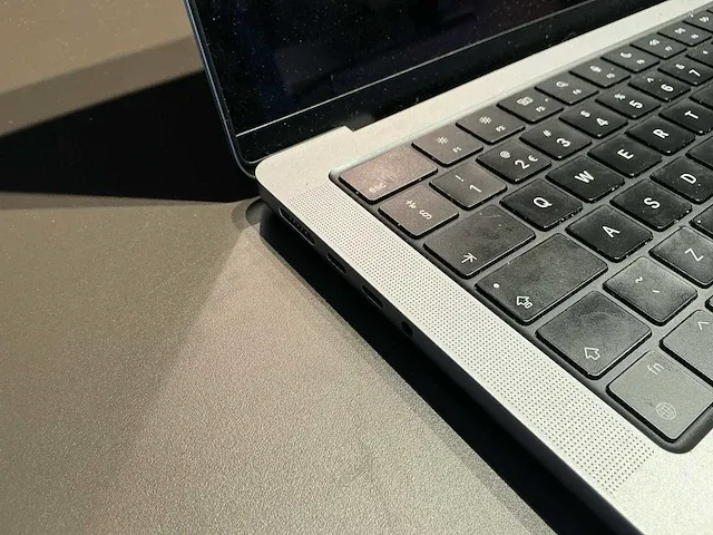 Apple macbook 14 inch (a2779) laptop - afbeelding 4 van  7