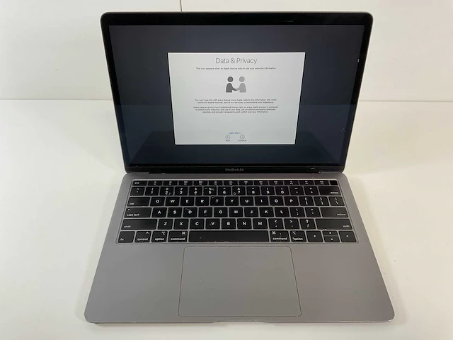 Apple macbook air 13”, core(tm) i5 8th gen, 16 gb ram, 250 gb nvme laptop - afbeelding 1 van  8